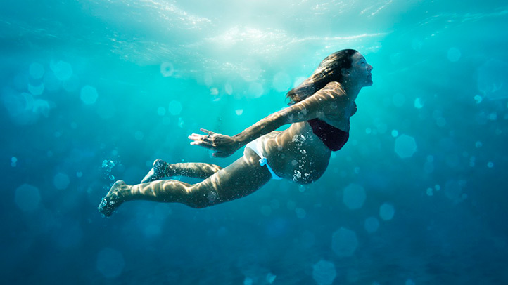 pregnant woman swimming, one of the best pregnancy exercises