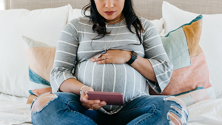 decreased fetal movement, pregnant woman doing kick counts with her phone