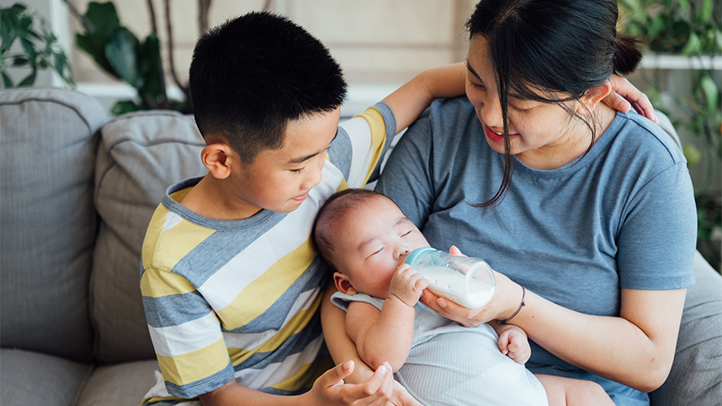 how much formula, newborn drinking formula with mom and brother