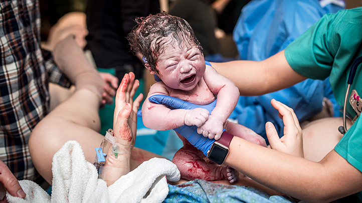 pregnant woman giving birth, pregnant woman having a baby, pregnant woman in the delivery room, vaginal birth